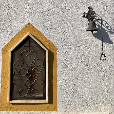 לינה וארוחת בוקר House Of The Three Marias